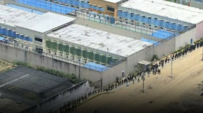 5 Militares atentos en la cárcel del Litoral