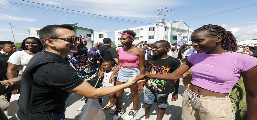 Maria-Caicedo-con-Noboa En La Troncal, 200 familias recibieron las llaves de su casa propia