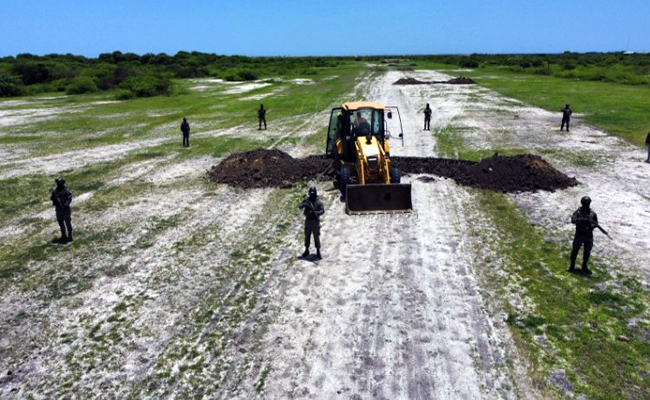 personal-militar-inhabilita-pistas-ilegales-en-santa-elena-ecuador221.com_.ec_ Personal militar inhabilita pistas ilegales en Santa Elena