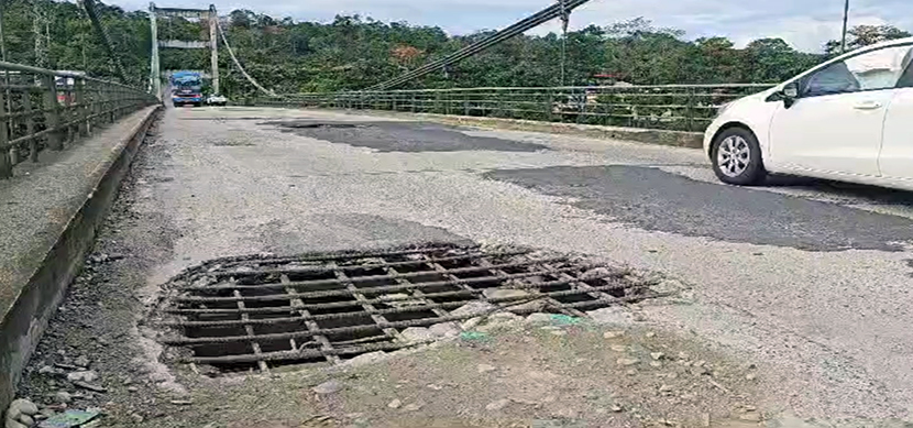 ecuador 221 la-capa-de-rodaura-desaparecio Los 740 metros del puente sobre el río Napo son un peligro para los usuarios