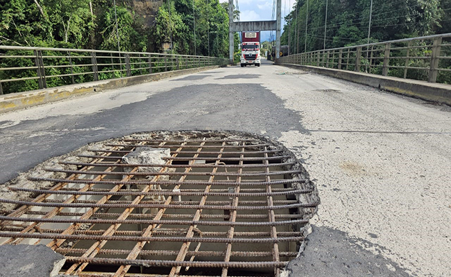 Puente del río Napo gravemente deteriorado
