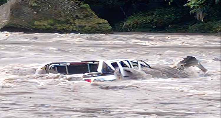 Rescatan-a-11-perswonas-del-rio-en-sucua Bomberos de Sucúa rescatan a 11 personas afectadas por la caída de un puente