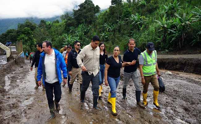 Entregan ayuda a damnificados en Alausí