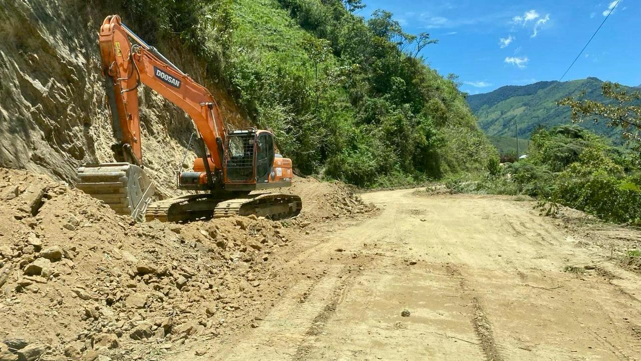 FOTOS-3 Prefectura de Zamora Chinchipe postulará tres proyectos de asfalto