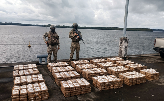 fuerzas-armadas-decomisaron-una-tonelada-de-droga-frente-a-esmeraldas-ecuador221.com_.ec_ Fuerzas Armadas decomisaron una tonelada de droga frente a Esmeraldas