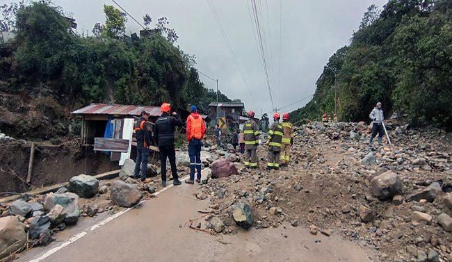 la-via-cuenca-molleturo-esta-cerrada-por-deslizamientos-ecuador221.com_.ec_ La vía Cuenca-Molleturo está cerrada por deslizamientos