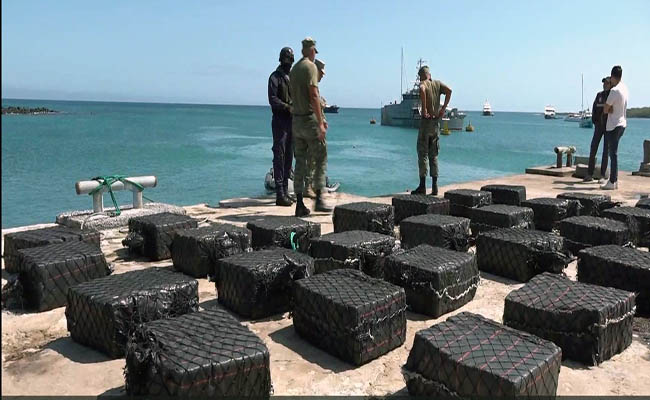 Hallan cocaína en el mar