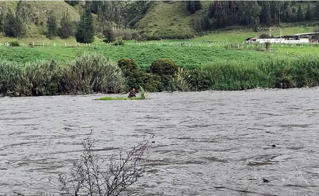 Rescatan a joven de las aguas del río Chambo