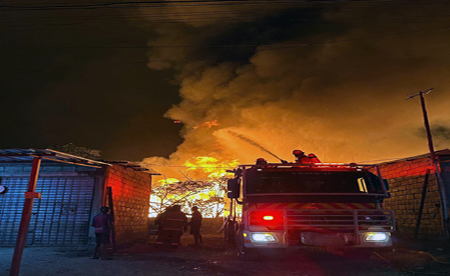 bomberos-combaten-un-incendio-en-una-fabrica-de-pallets-en-la-via-a-daule-ecuador221.com_.ec_ Bomberos combaten un incendio en una fábrica de pallets en la vía a Daule