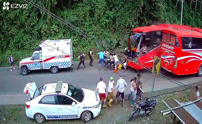 Conductor se fue contra paramédicos