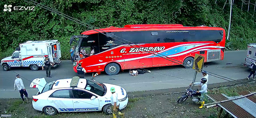 debajo-del-bus Bus de pasajeros atropelló a paramédicos que atendían heridos en la vía Quinindé