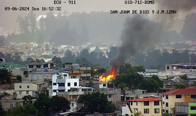 una-casa-se-quemo-en-el-sector-de-san-carlos-de-alangasi-ecuador221.com_.ec_ Una casa se quemó en el sector de San Carlos de Alangasí