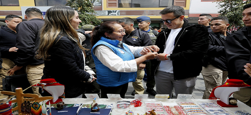 Agricultores-Cotopaxi Agricultores en Cotopaxi reciben títulos de propiedad y certificados
