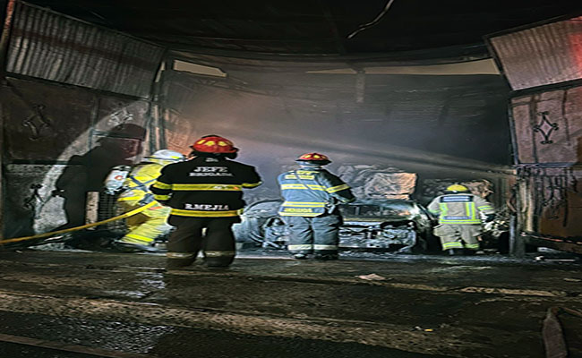 un-incendio-consume-una-bodega-de-papel-en-lomas-de-florida-ecuador221.com_.ec_ Un incendio consume una bodega de papel en Lomas de Florida