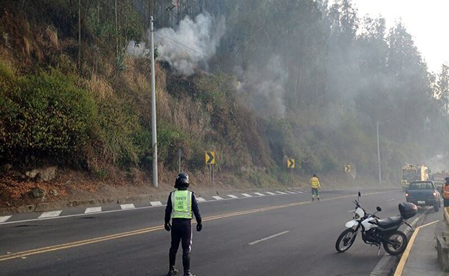 avenida-simon-bolivar-cerrada-en-dos-sentidos-por-causa-de-incendios-ecuador221.com_.ec_ Avenida Simón Bolívar cerrada en dos sentidos por causa de incendios