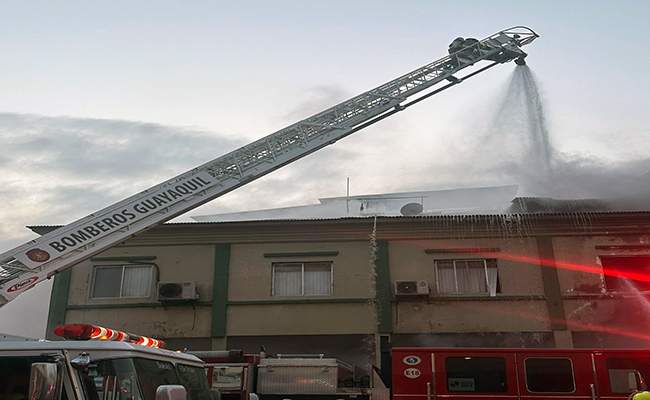 bomberos-controlan-incendio-en-avenida-machala-y-alcedo-ecuador221.com_.ec_ Bomberos controlan incendio en avenida Machala y Alcedo