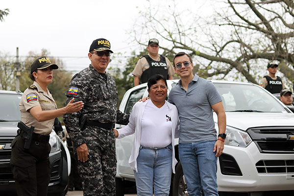 Gobierno entrega camionetas