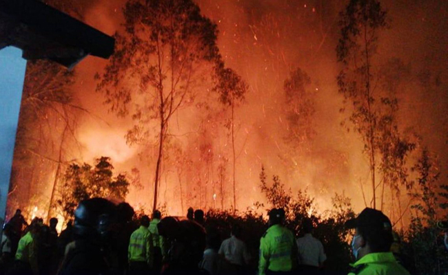 600 bomberos atienden la emergencia en Quito