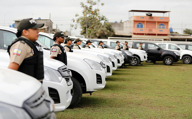 Entregan camionetas a la Policía Nacional