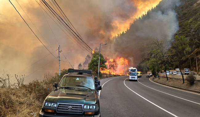 quito-en-emergencia-un-incendio-de-grandes-proporciones-cerca-de-guapulo-ecuador221.com_.ec_ ¡Quito en emergencia! Un incendio de grandes proporciones cerca de Guápulo