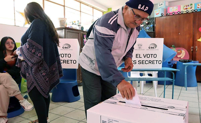 CNE calificó a 10 binomios presidenciales