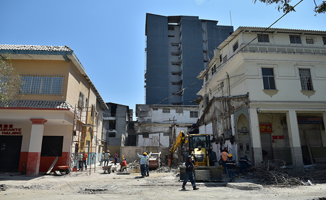 Culminó la demolición del edificio Fantasía en el centro de Guayaquil