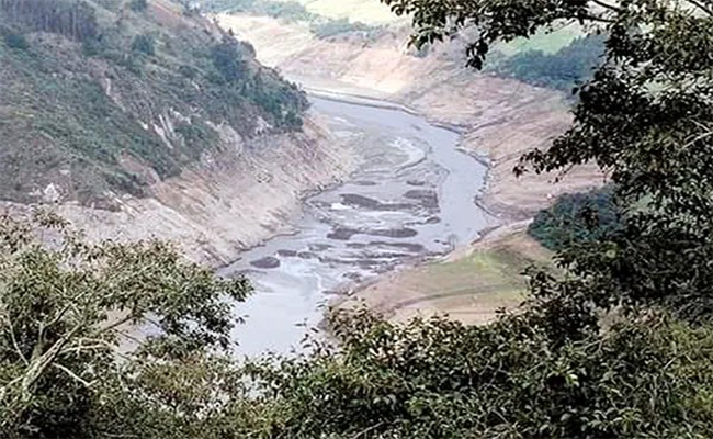 Embalse Mazar al límite