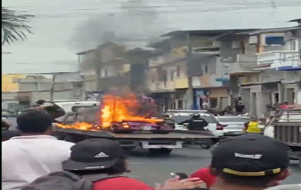 lanzan-explosivo-contra-una-tricimoto-para-evitar-que-se-la-lleven-ecuador221.com_.ec_ Lanzan explosivo contra una tricimoto para evitar que se la lleven