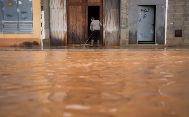 ¿Qué es una DANA, el fenómeno meteorológico que provocó las lluvias torrenciales que han dejado más de 90 muertos en el este de España?