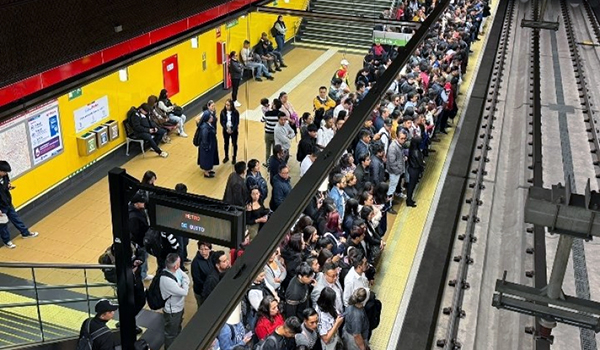 usuarios-del-metro-de-quito-se-quedaron-atrapados-en-los-trenes.ecuador221.com_.ec_ Usuarios del Metro de Quito se quedaron atrapados en los trenes