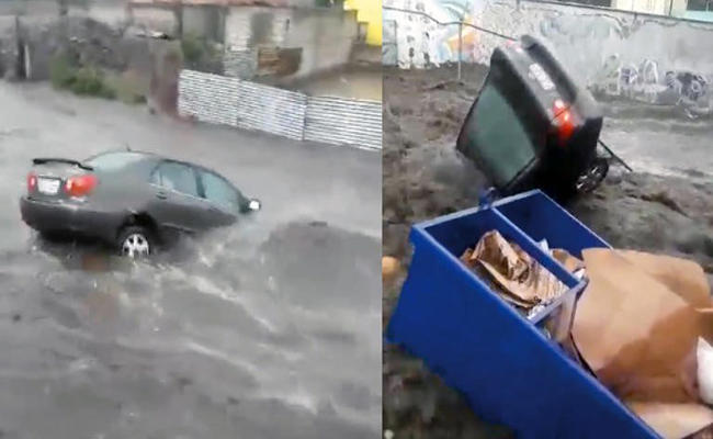 Vehñiculos arrastrados por fuertes lluvias