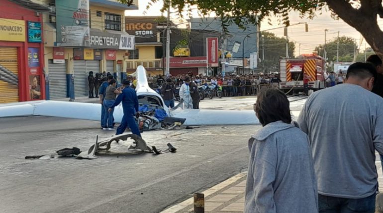 Avioneta militar cae en Santa Elena: dos muertos y heridos