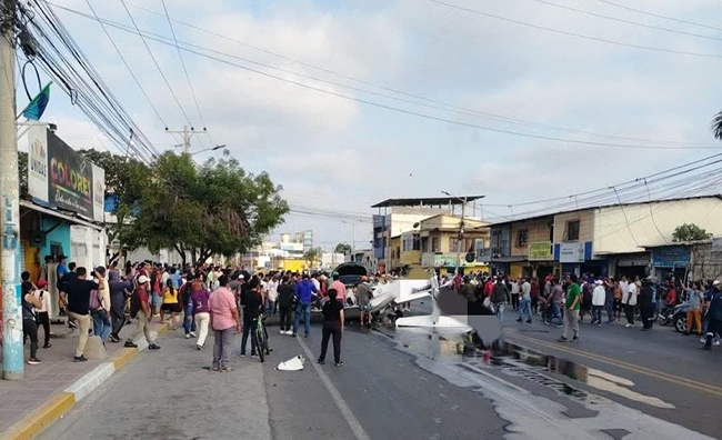 Avioneta se estrella con vehículo en La Libertad, hay dos muertos