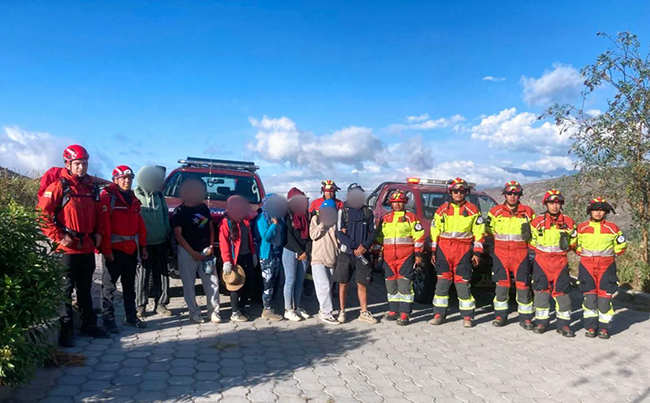 Bomberos rescatan a excursionistas extraviados en el cerro Casitagua