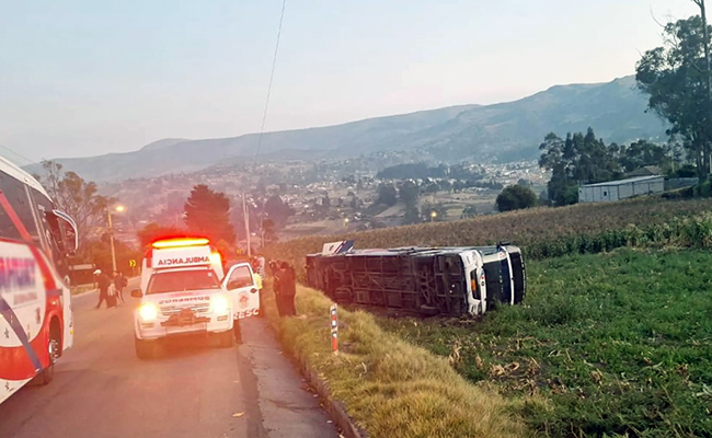 Bus interprovincial con 30 pasajeros se volcó en Cañar