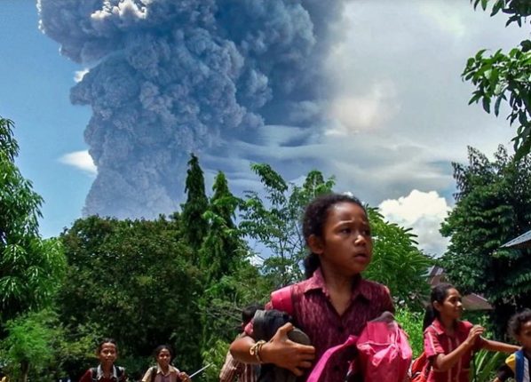 Cancelan vuelos a Bali tras erupción de volcán que libera nubes de cenizas