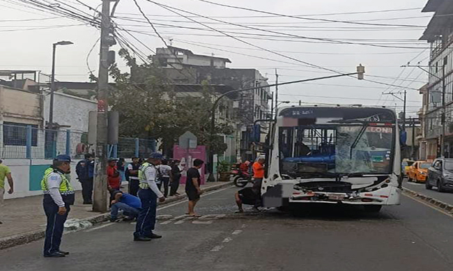 choque-de-dos-buses-urbanos-deja-11-personas-heridas-ecuador221.com_.ec_ Choque de dos buses urbanos deja 11 personas heridas