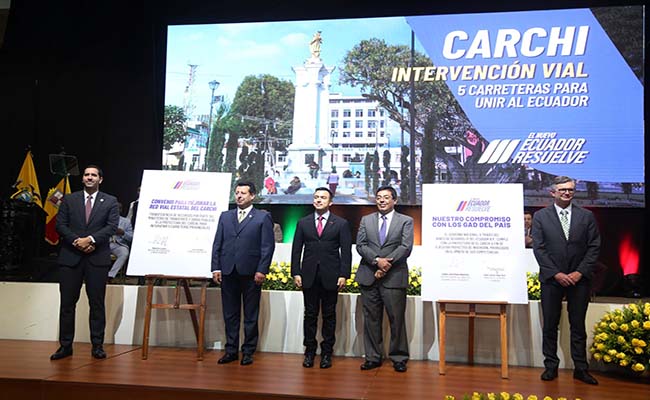 Gobierno suscribe convenios en Carchi para rehabilitación vial