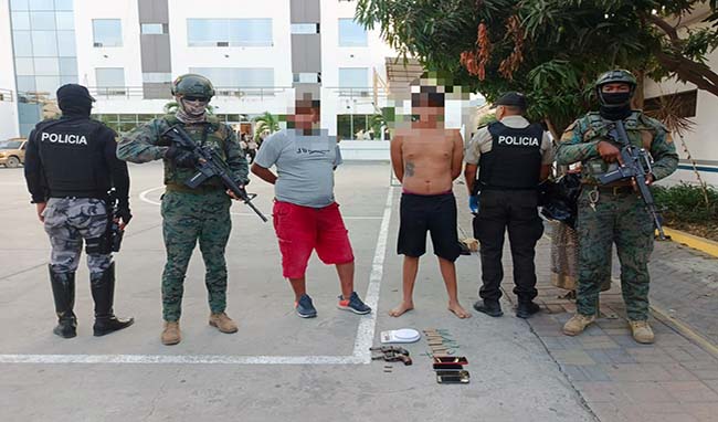 Militares decomisan armas y tubos explosivos en una casa en Manta