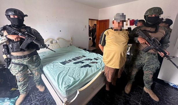Militares detienen a un sujeto con armas y municiones en Manta ...