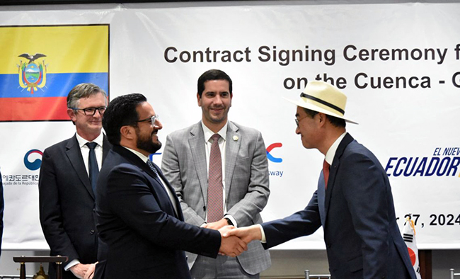 MTOP firma contrato para la construcción de la nueva vía Cuenca-Guayaquil