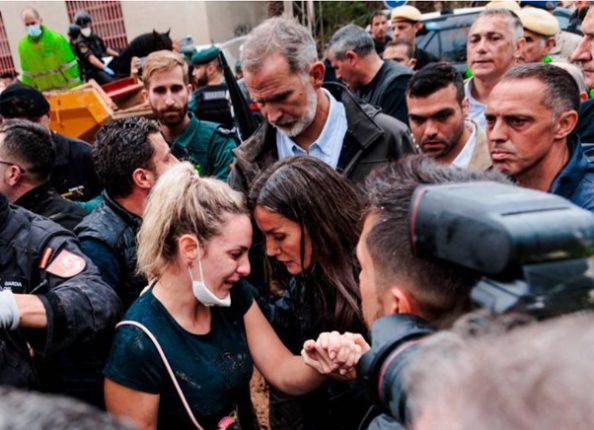 Reyes de España enfrentan protestas durante visita a Valencia