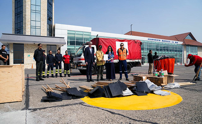 Sariha Moya entrega equipos los bomberos de Cuenca