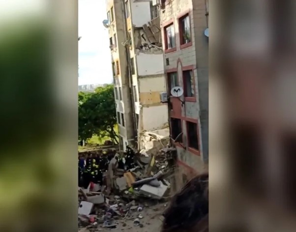 una-mujer-muere-tras-el-derrumbe-de-un-edificio-en-barranquilla-colombia-cuatro-menores-rescatados-estan-en-observacion-medica.ecuador221.com_.ec_ Una mujer muere tras el derrumbe de un edificio en Barranquilla, Colombia