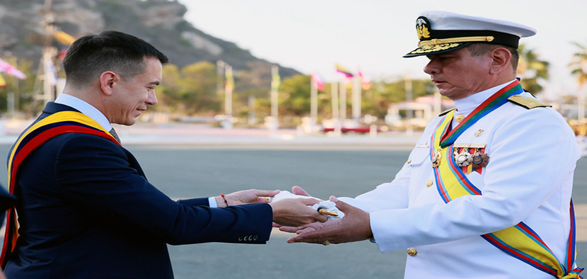 Noboa-entrega-baston-de-mando Presidente Noboa lideró ceremonia de graduación de oficiales de la Armada