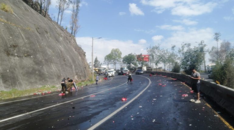 Accidente de camión causa cierre temporal en avenida Simón Bolívar