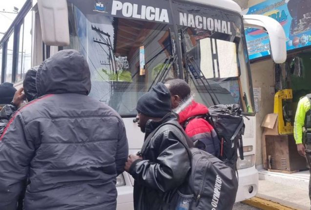 Autoridades descubren a 26 migrantes africanos en Tulcán