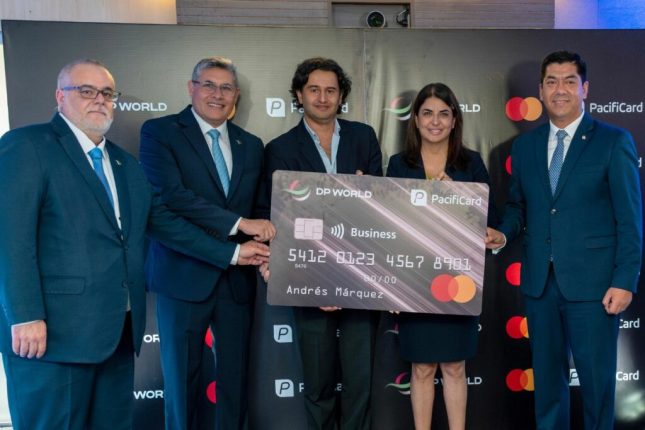 Banco del Pacífico lanza tarjeta innovadora para portuarios