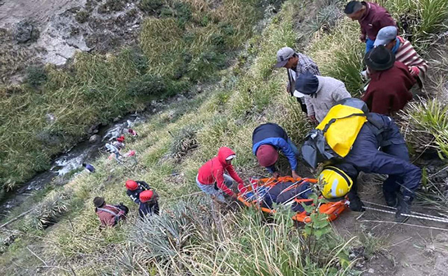 camion-cayo-a-un-precipicio-y-dejo-cinco-muertos-en-pilahuin-ecuador221.com_.ec_ Camión cayó a un precipicio y dejó cinco muertos en Pilahuín