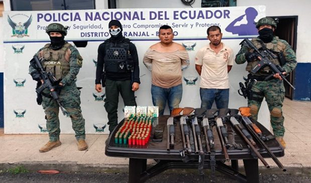 Capturan a dos sujetos con armas y municiones - Ecuador 221